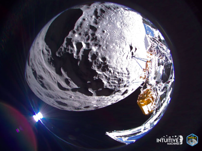 ODYSSEUS Il 22 febbraio 2024, il lander lunare Odysseus di Intuitive Machines cattura un'immagine ad ampio campo visivo del cratere Schomberger sulla Luna a circa 125 miglia (200 km) sopra il sito di atterraggio previsto, a circa 6 miglia (10 km) di altitudine. Credito: macchine intuitive