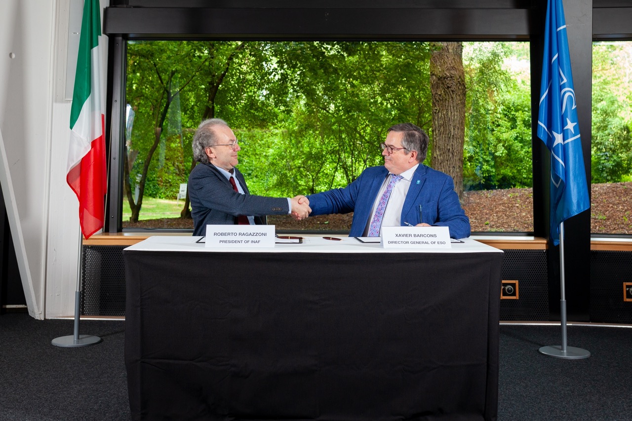 ANDES firmato dal Direttore Generale dell'European Southern Observatory (ESO) Xavier Barcons e da Roberto Ragazzoni, Presidente dell'Istituto Nazionale di Astrofisica (INAF),