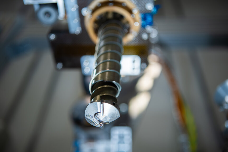 Una trivella europea e un mini-laboratorio si assicurano un viaggio verso la Luna 5 lunar drill close up article - Una trivella europea e un mini-laboratorio si assicurano un viaggio verso la Luna