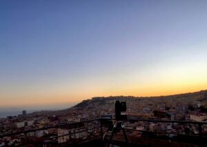 La cometa Lemmon incanta Napoli: tra scienza e poesia nel cielo del tramonto