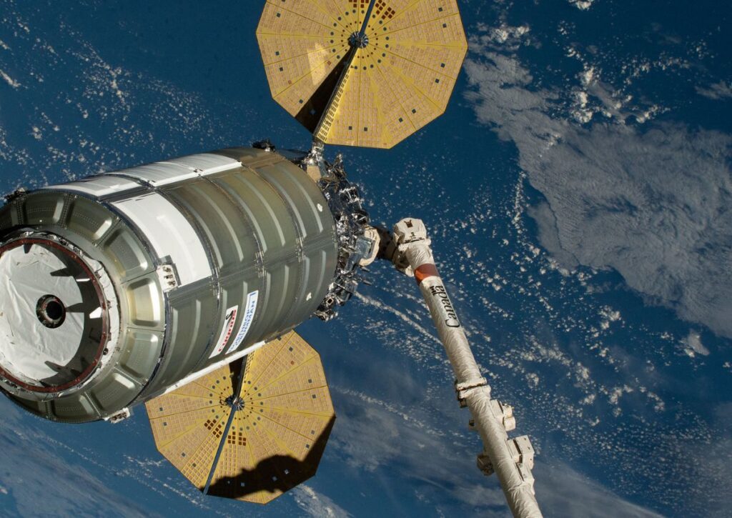 Cygnus XL raggiunge la ISS e viene catturata con Canadarm2 1 Raggiunge la ISS