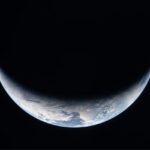 Artemis II raggiunge metà strada tra Luna e Terra