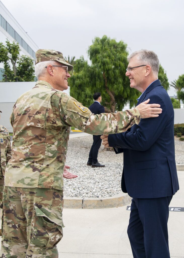 Meink visita lo Space Systems Command a Los Angeles 1 Space Systems Command