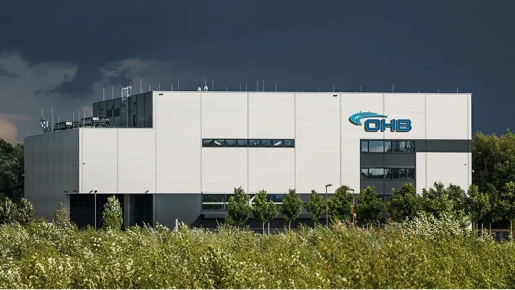 OHB lancia un aumento di capitale da 510,7 milioni per finanziare la crescita industriale 1 Stabilimento OHB in Germania, protagonista dell'aumento capitale OHB destinato ad ampliare la capacità produttiva e sostenere la crescita industriale.