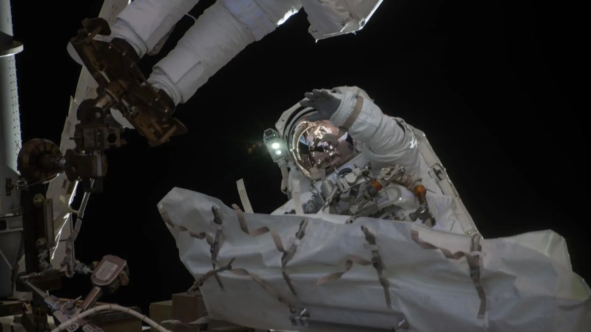 L'astronauta NASA Jessica Meir durante una passeggiata spaziale all'esterno della ISS, nel contesto delle operazioni legate al Canadarm2.
