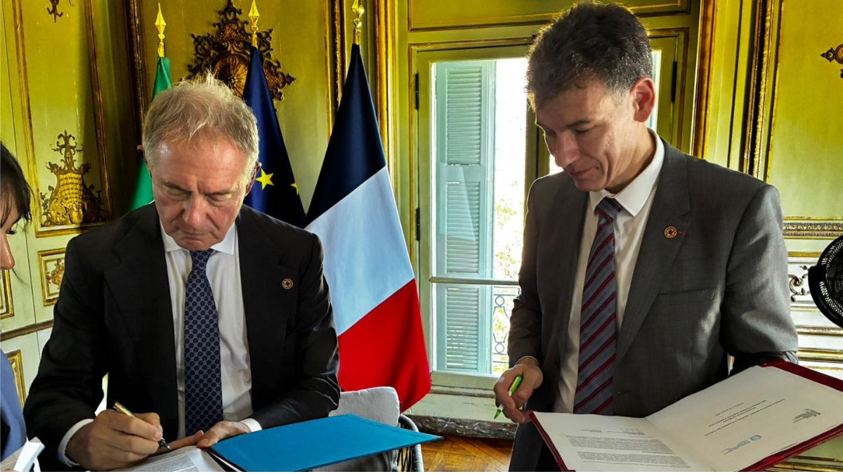 Adolfo Urso e Philippe Baptiste firmano la dichiarazione sulla cooperazione spaziale Italia Francia durante il vertice bilaterale dedicato alla Space Economy.