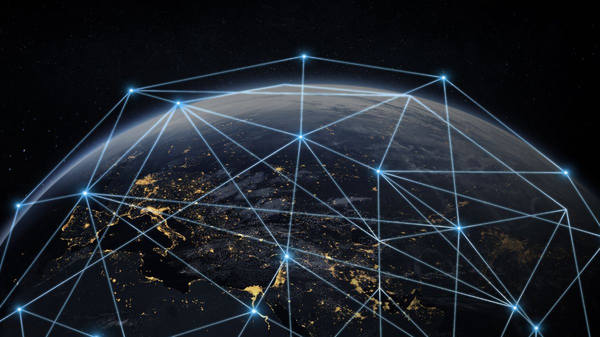 Rappresentazione di una rete di connessioni satellitari sopra l Europa, tema legato ai programmi European Defence Fund e tecnologie strategiche.