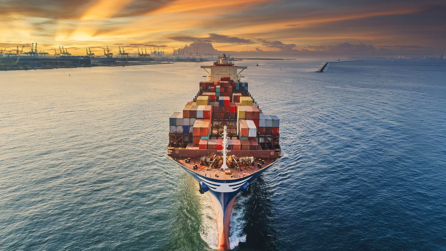 Nave portacontainer in navigazione, simbolo dell'espansione dei servizi Eutelsat OneWeb per la connettività marittima globale.