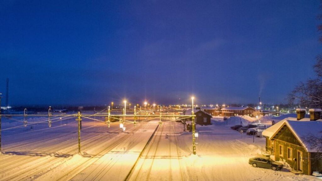 Voimatel integra Eutelsat OneWeb nelle reti finlandesi 1 Paesaggio innevato nel nord della Finlandia, area servita dalla connettività Eutelsat OneWeb per infrastrutture di telecomunicazione resilienti.