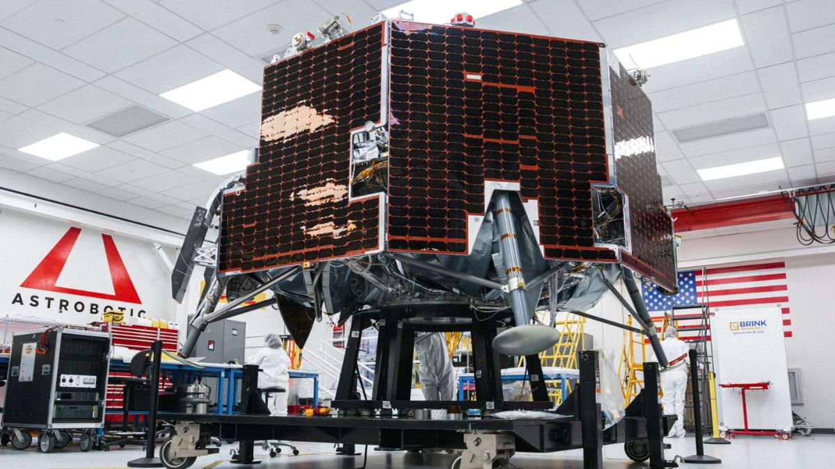 Griffin-1, il lander lunare sviluppato da Astrobotic, completato presso gli impianti dell'azienda in vista della missione del 2026.