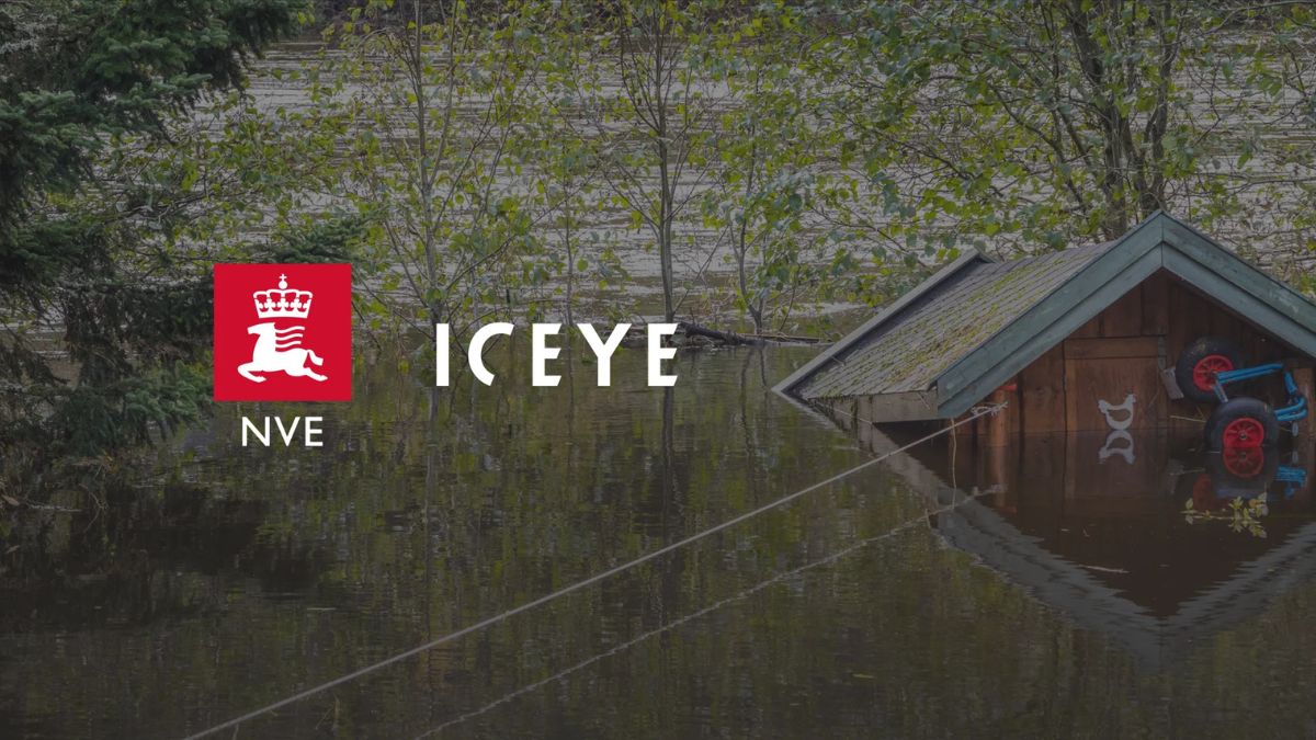 Logo ICEYE e NVE su un'immagine di alluvione in Norvegia, simbolo del programma di monitoraggio delle inondazioni tramite satelliti SAR.