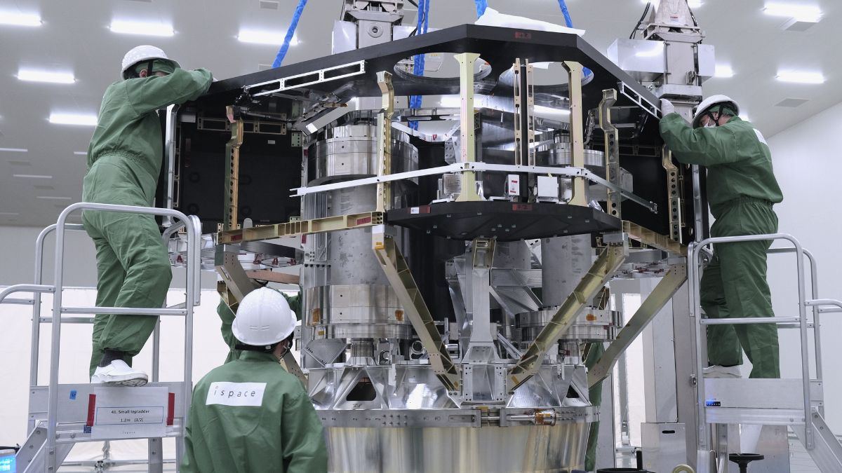 ispace ULTRA durante l'integrazione del modello strutturale del lander lunare prima della campagna di test