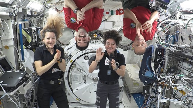 Gli astronauti della Spedizione 74 a bordo della Stazione Spaziale Internazionale durante attività di microbiologia, ricerca in microgravità e preparazione al rilascio di CubeSat.