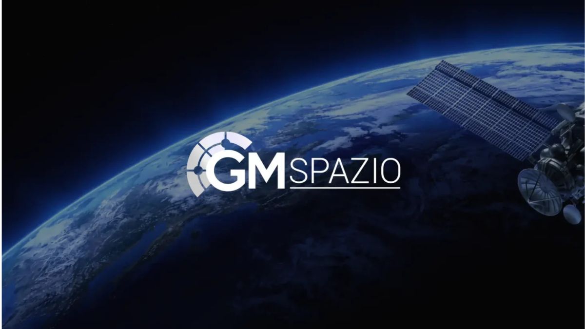 Logo di GMSPAZIO con un satellite in orbita terrestre. Mare Group GMSPAZIO rappresenta l'acquisizione del 51% della società specializzata nelle tecnologie spaziali e della difesa.