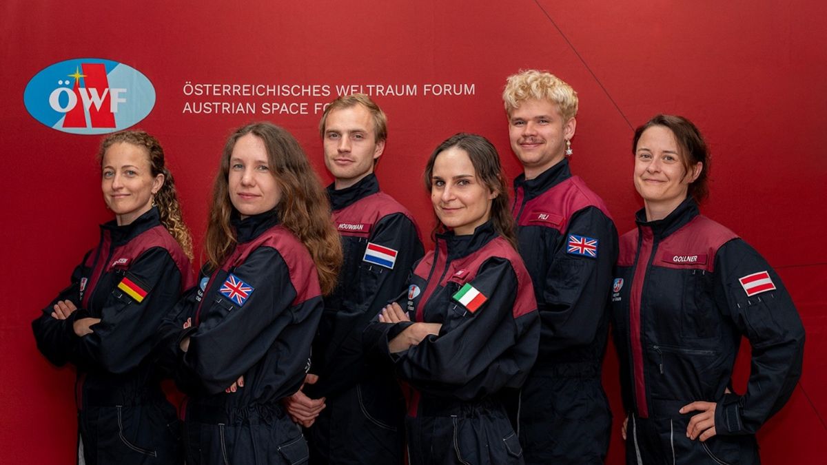 Nuovi astronauti analogici del Forum Spaziale Austriaco durante la presentazione ufficiale del programma di addestramento per le simulazioni di Marte.