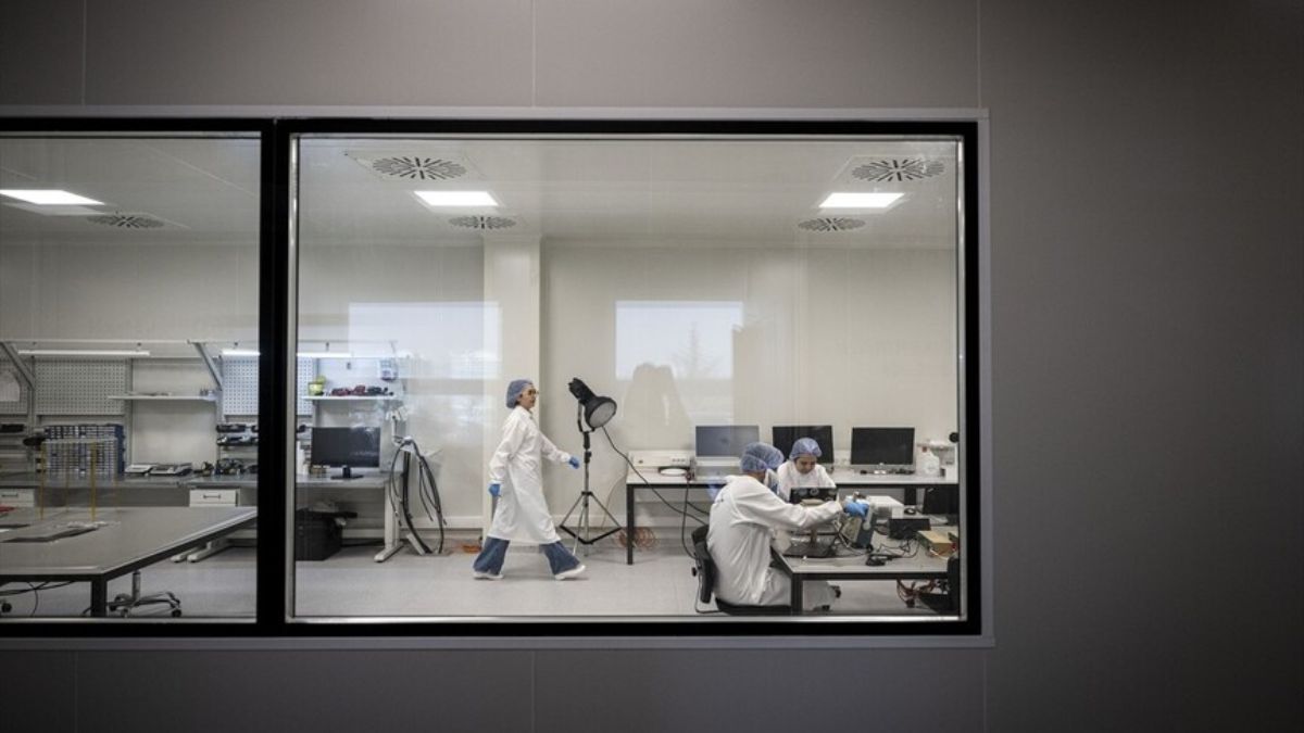Tecnici al lavoro nel laboratorio di Plan-S dedicato alla produzione satelliti e allo sviluppo di sistemi spaziali qualificati.