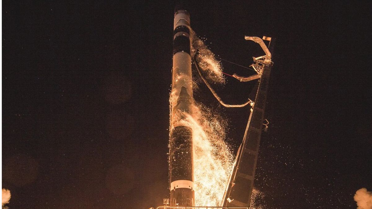 Il razzo Electron decolla durante la missione Rocket Lab VICTUS HAZE, dimostrando il modello industriale integrato dell'azienda per le missioni spaziali a risposta rapida.