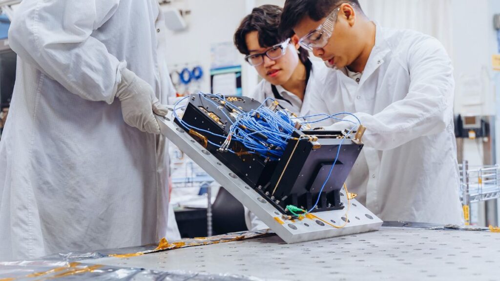 Boeing prepara il test in orbita del satellite quantistico Q4S 1 Tecnici Boeing ispezionano il carico utile del satellite quantistico Q4S durante i test di qualificazione per la missione orbitale prevista nel 2027
