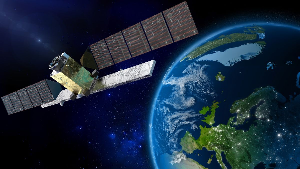 Rappresentazione di un satellite Sentinel-1 Next Generation in orbita terrestre per le attività di osservazione della Terra del programma Copernicus.