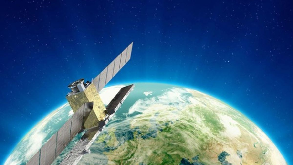 Rappresentazione di un satellite Sentinel-1 NG in orbita terrestre per l'osservazione radar della Terra nell'ambito del programma Copernicus.
