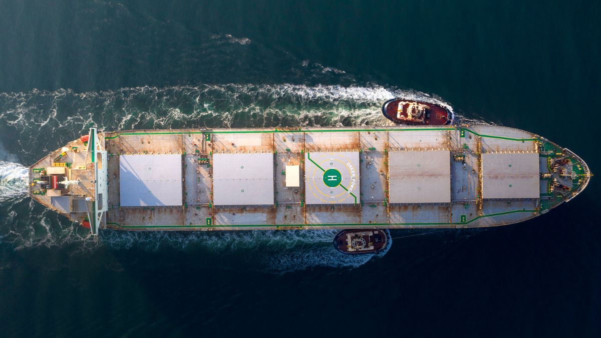 Nave cargo vista dall'alto durante un'attività di sorveglianza marittima, applicazione dei dati satellitari SAR per il monitoraggio del traffico navale.