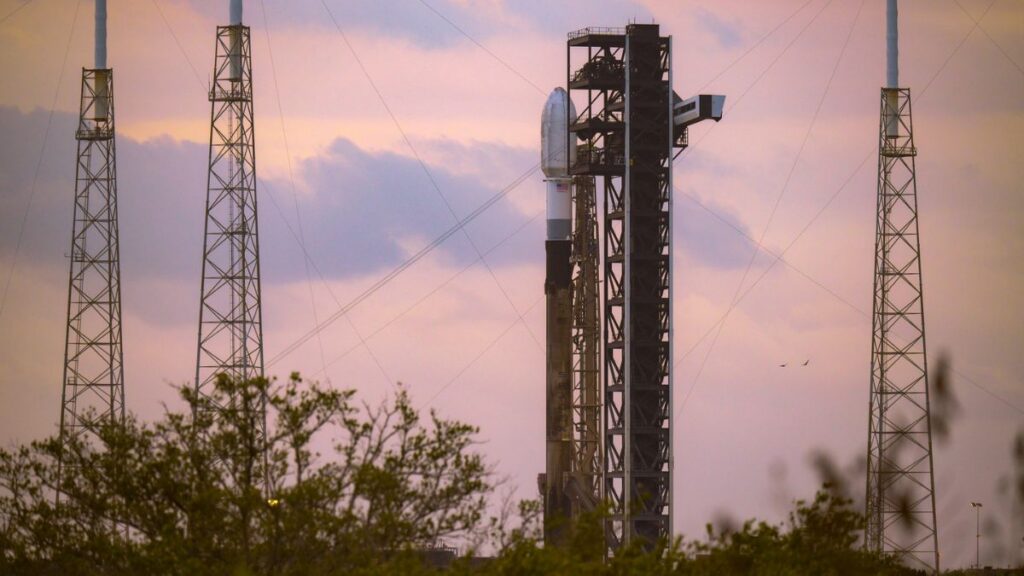 Dopo l’IPO, SpaceX entra nel WisdomTree Space Economy ETF 1 Vettore SpaceX sulla rampa di lancio, immagine associata all’ingresso della società nel Space Economy ETF di WisdomTree.