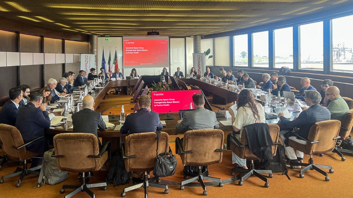 Delegazione istituzionale e industriale riunita al Centro Spaziale del Fucino durante la visita che ha portato all'accordo tra Telespazio Iberica e CEiiA.