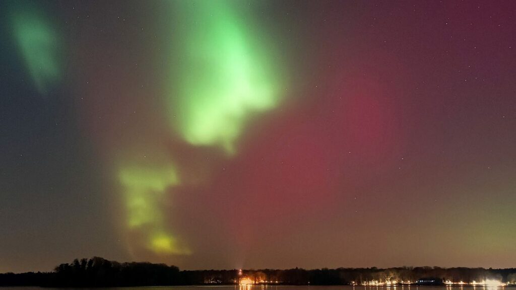 Tempeste geomagnetiche, il DLR aggiorna le operazioni dei satelliti radar 1 Aurora boreale osservata sopra Berlino durante tempeste geomagnetiche che hanno effetti sulla densità atmosferica e sulle operazioni satellitari.