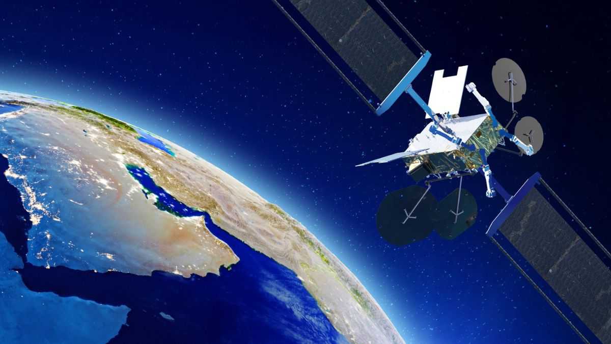Rendering del satellite Thales Alenia Space Es'hail-3 in orbita, satellite software-defined sviluppato per Es'hailSat sulla piattaforma Space INSPIRE.
