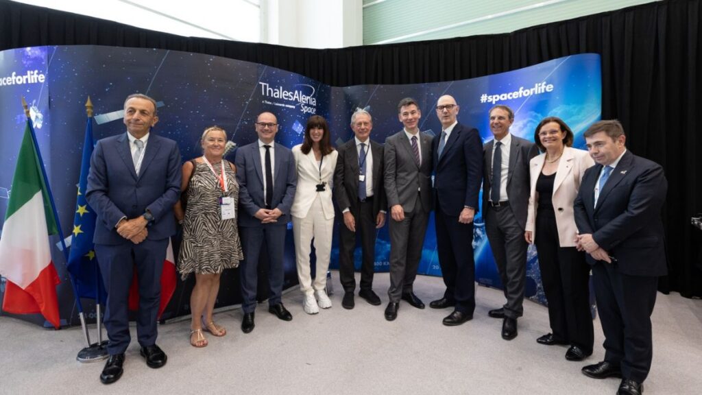 Thales Alenia Space accoglie i ministri di Italia e Francia: focus sulla cooperazione spaziale europea 1 Delegazione dei ministri di Italia e Francia in visita presso Thales Alenia Space a Cannes per rafforzare la cooperazione spaziale europea.
