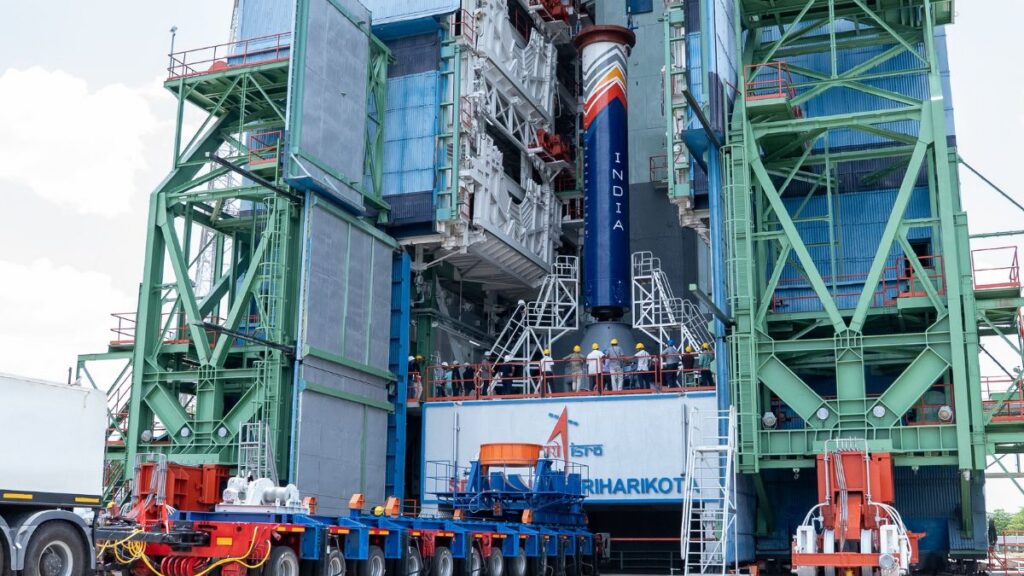 Vikram-1 sulla rampa di Sriharikota: prima volta per un razzo orbitale sviluppato da un'azienda privata indiana 1 Vikram-1 durante l'integrazione del primo stadio sulla First Launch Pad del Satish Dhawan Space Centre di Sriharikota, nella campagna di lancio di Skyroot Aerospace.