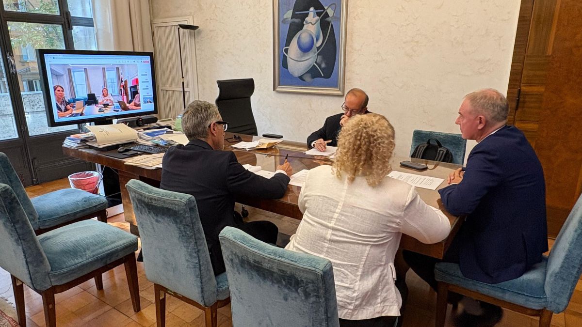 Adolfo Urso durante il videocollegamento con Liz Lloyd dedicato alla cooperazione nelle politiche spaziali europee.