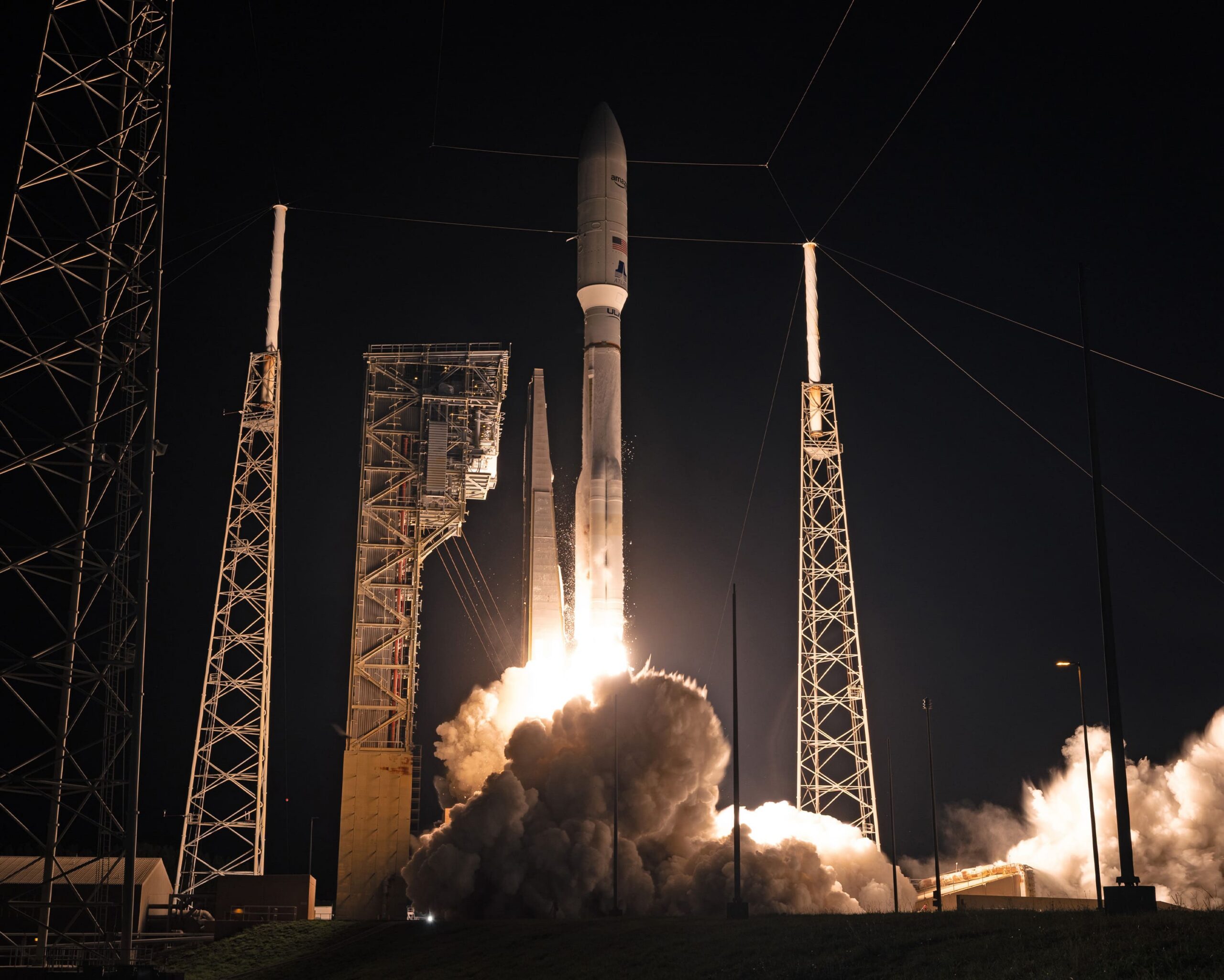Il razzo Atlas V decolla durante l'ultima missione dedicata ad Amazon Leo, che ha portato in orbita 29 satelliti prima del passaggio ai lanci con Vulcan.