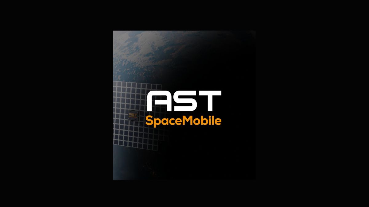Logo di AST SpaceMobile su sfondo con la Terra vista dallo spazio, immagine utilizzata per illustrare la richiesta alla FCC di autorizzazione per nuovi test Direct-to-Device con smartphone standard.