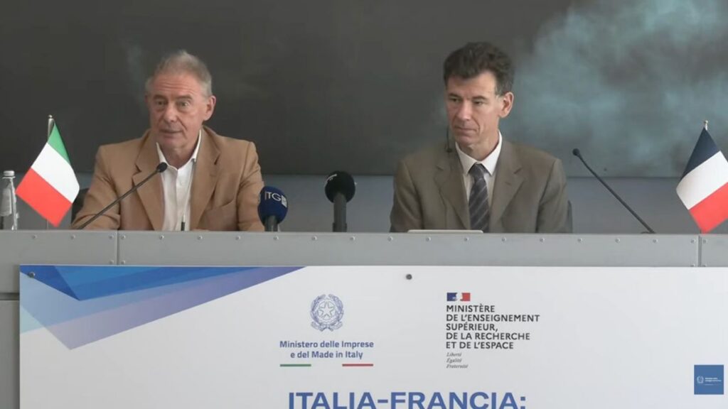 Urso: "Italia e Francia insieme per rafforzare l'autonomia strategica europea nello spazio" 1 Il Ministro Adolfo Urso e il Ministro francese Philippe Baptiste durante la conferenza stampa al Centro Spaziale del Fucino dedicata all'autonomia strategica europea nello spazio.