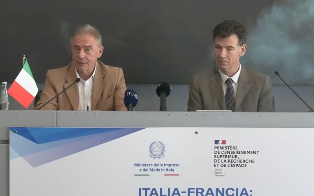 Il Ministro Adolfo Urso e il Ministro francese Philippe Baptiste durante la conferenza stampa al Centro Spaziale del Fucino dedicata all'autonomia strategica europea nello spazio.
