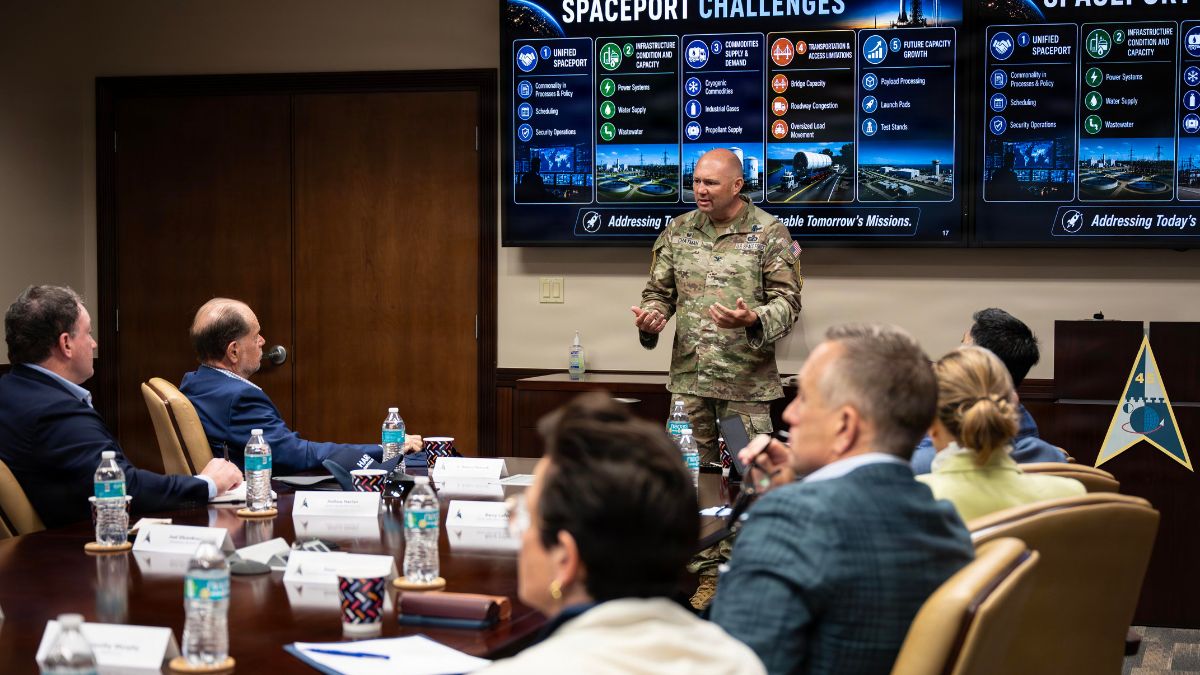 Il colonnello Brian Chatman presenta il programma Spaceport of the Future ai membri del Council on Foreign Relations durante una visita alla Cape Canaveral Space Force Station dedicata allo sviluppo delle infrastrutture e alla sicurezza dei lanci.