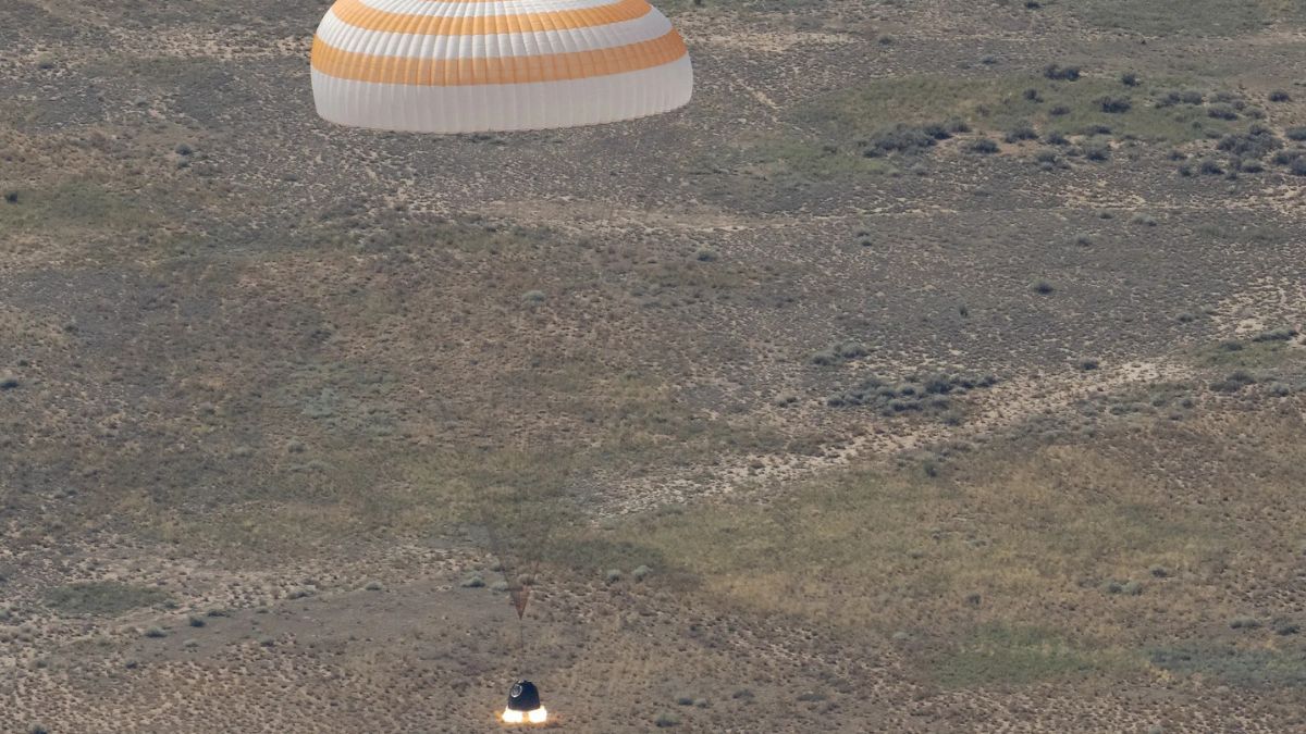 La navicella Soyuz MS-28 con Chris Williams atterra in Kazakistan al termine della missione di 241 giorni sulla Stazione Spaziale Internazionale.