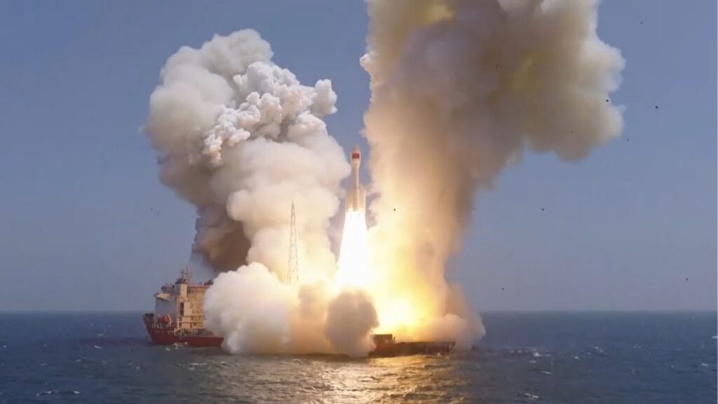 Cina: il razzo Gravity-1 lancia nuovi satelliti dal mare 1 Razzo Gravity-1 della Cina durante il lancio da una piattaforma in mare al largo della costa di Shanghai.