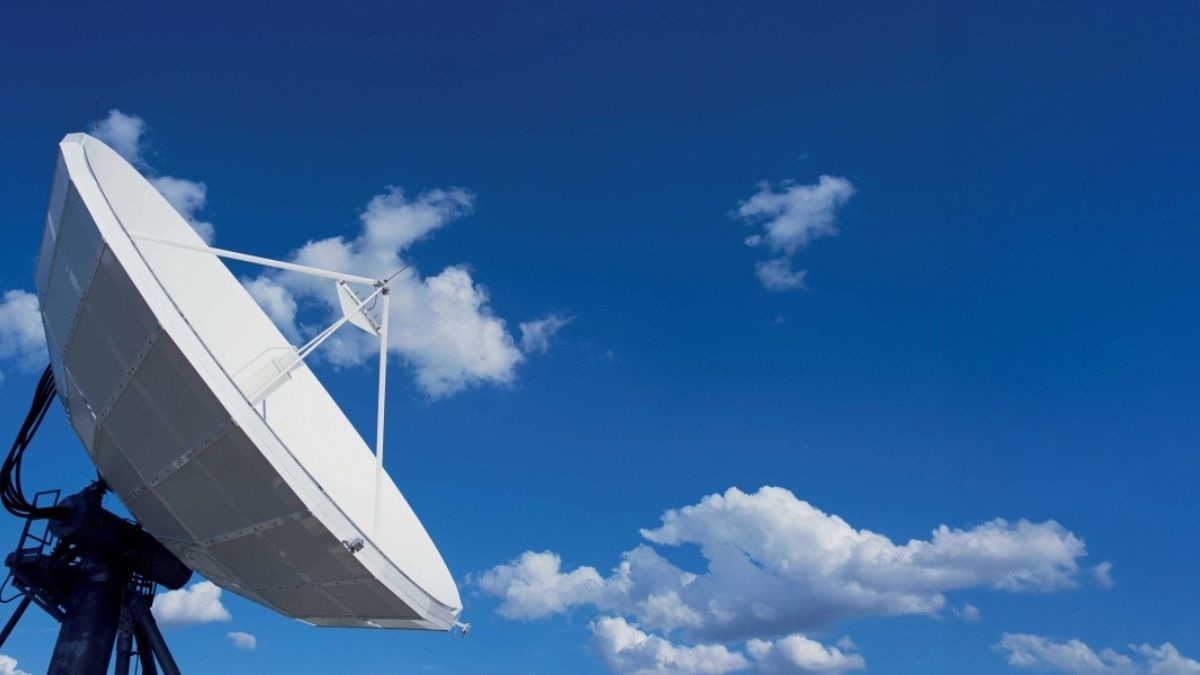 Antenna parabolica per comunicazioni governative satellitari utilizzata nelle infrastrutture di telecomunicazione e resilienza delle reti.