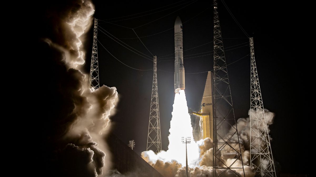 Il lancio dei satelliti SAT 33 e SAT 34 della costellazione Galileo a bordo del razzo Ariane 6 dal Centro Spaziale Europeo nella Guyana Francese.