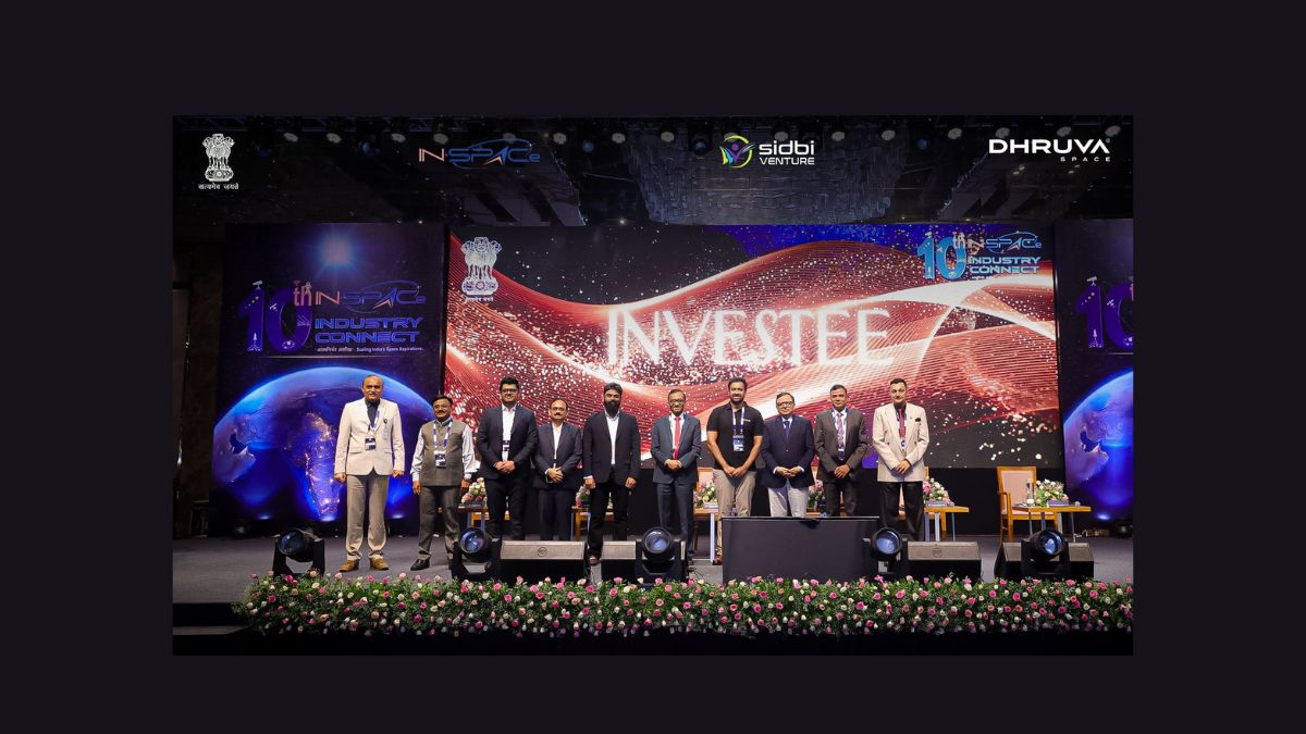 Rappresentanti di Dhruva Space, IN-SPACe e SIDBI Venture Capital sul palco del 10° IN-SPACe Industry Connect durante l'annuncio del primo investimento dell'Antariksh Venture Capital Fund a favore di Dhruva Space.