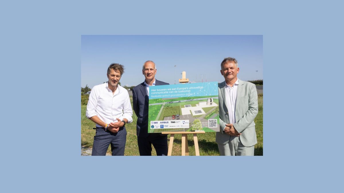 Cerimonia di avvio del progetto EAGLE-1 a Noordwijk con i rappresentanti di SES, Airbus Netherlands e del Comune davanti al rendering della futura stazione di terra ottica.