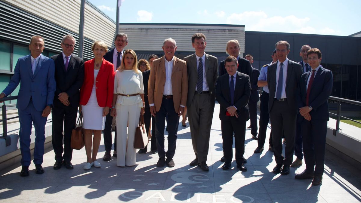 Delegazione istituzionale in visita al Centro Spaziale del Fucino durante l'incontro tra i ministri Adolfo Urso e Philippe Baptiste.