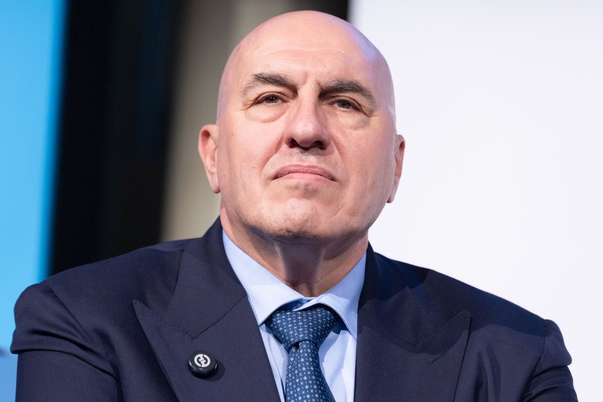Il ministro della Difesa Guido Crosetto durante un evento pubblico. Nel comunicato richiama il valore della Luna e dello spazio come dominio strategico.
