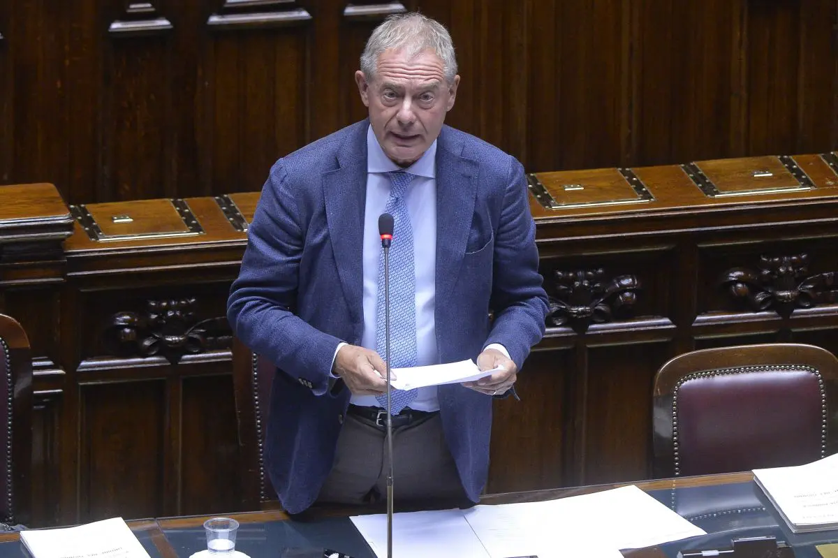 Il ministro Adolfo Urso interviene alla Camera durante un intervento dedicato all'industria italiana e alle iniziative per il settore spazio.
