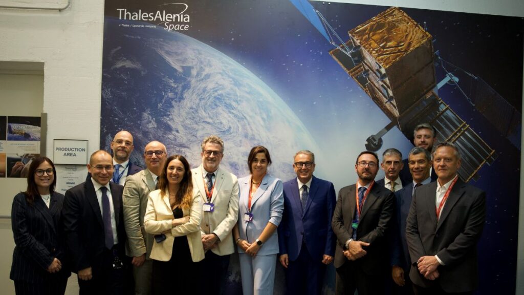 Massimo Dell'Utri visita la Fondazione Gran Sasso Tech: focus sulla cooperazione spaziale internazionale 1 Massimo Dell'Utri durante la visita istituzionale alla Fondazione Gran Sasso Tech e allo stabilimento Thales Alenia Space dell'Aquila insieme ai rappresentanti delle istituzioni, della ricerca e dell'industria spaziale.