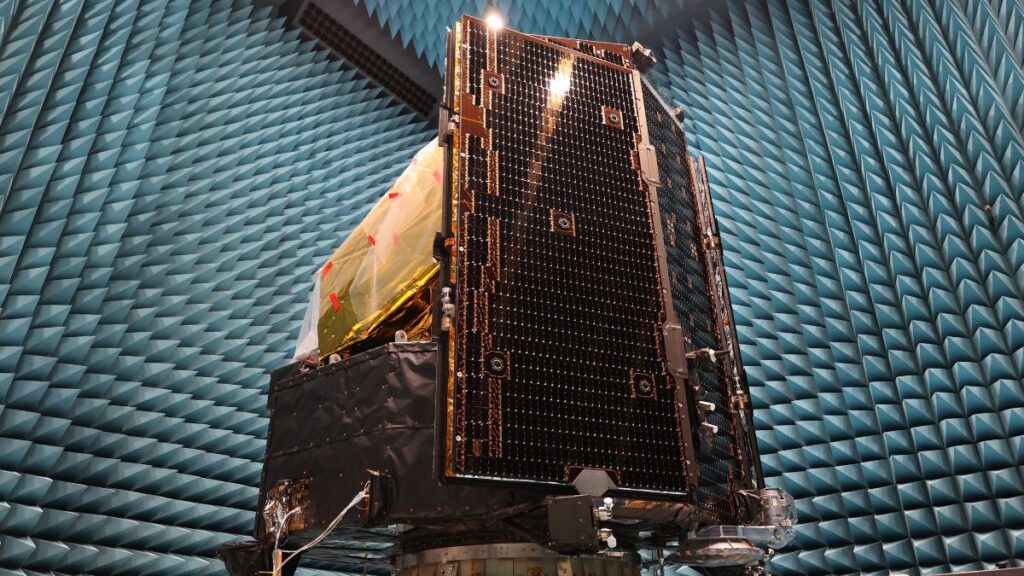 ESA completa la qualificazione di PLATO: il lancio su Ariane 6 si avvicina 1 Il veicolo spaziale della missione PLATO durante una campagna di test in una camera anecoica dell'ESA, prima del lancio su Ariane 6 previsto nel 2027.