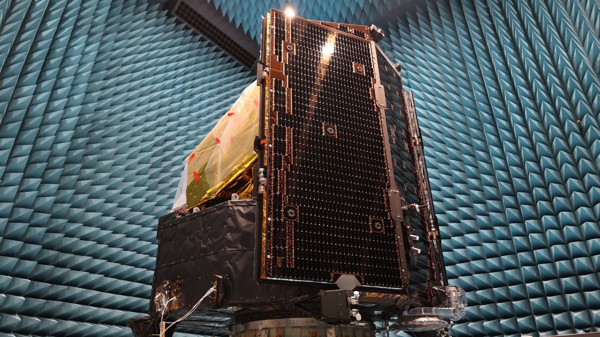 Il veicolo spaziale della missione PLATO durante una campagna di test in una camera anecoica dell'ESA, prima del lancio su Ariane 6 previsto nel 2027.