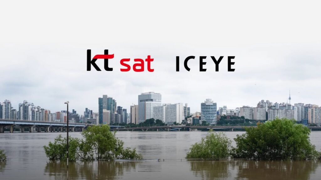 ICEYE debutta in Corea del Sud con KT SAT: il monitoraggio satellitare delle alluvioni entra nel mercato sudcoreano 1 Grafica della partnership tra KT SAT e ICEYE sullo sfondo di un'area urbana allagata in Corea del Sud, dedicata al monitoraggio satellitare delle alluvioni.